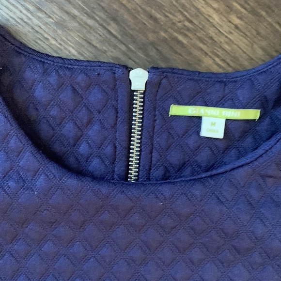 Gianni Bini Navy quilted cropped elbow sleeve top size medium - Picture 3 of 4